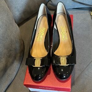 Salvatore Ferragamo Black Patent Leather Women's Shoes Vara Pumps